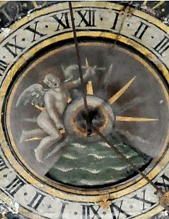 L'ange timonier au centre de l'horloge