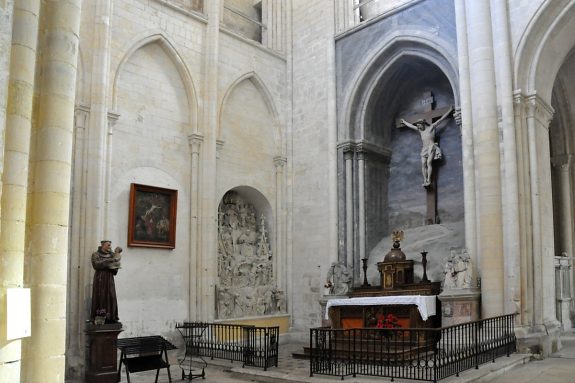 Vue d'ensemble du transept nord et de la chapelle du Calvaire