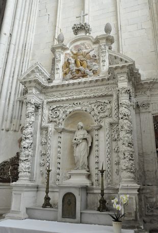 Le somptueux retable du XVIIe siècle abrite une statue de la Vierge du XIXe