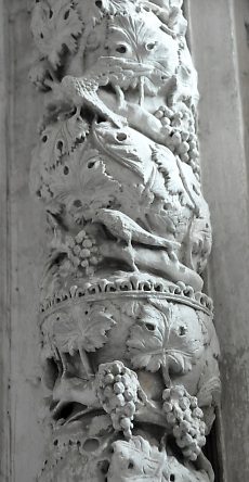 Colonne sculptée avec pampres et oiseaux