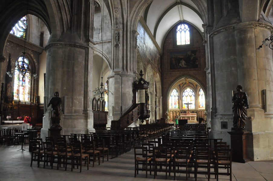 La nef et le bas-côté nord de l'église Saint-Étienne