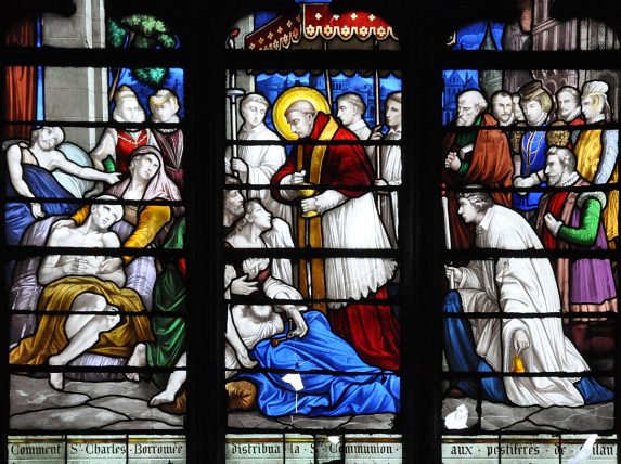 «Saint Charles Borromée distribue la Communion aux pestiférés de Milan» (vitrail de J. Boulanger), fin du XIXe siècle