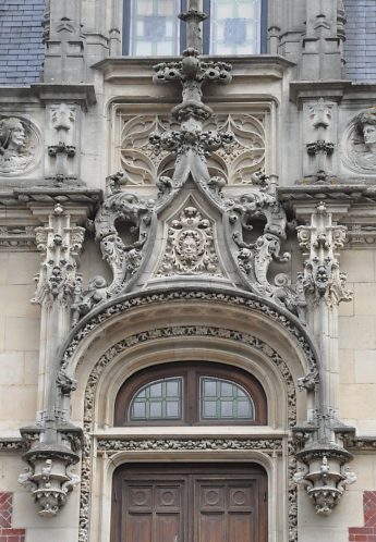 Une porte néo-Renaissance à la décoration assez  chargée