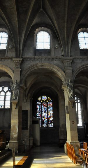 Élévation sud dans l'avant–chœur avec l'un des deux vitraux du XIXe siècle
