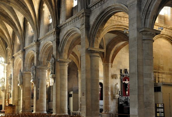 En arrivant vers le chœur, les piles de la nef s'ornent des statues des apôtres