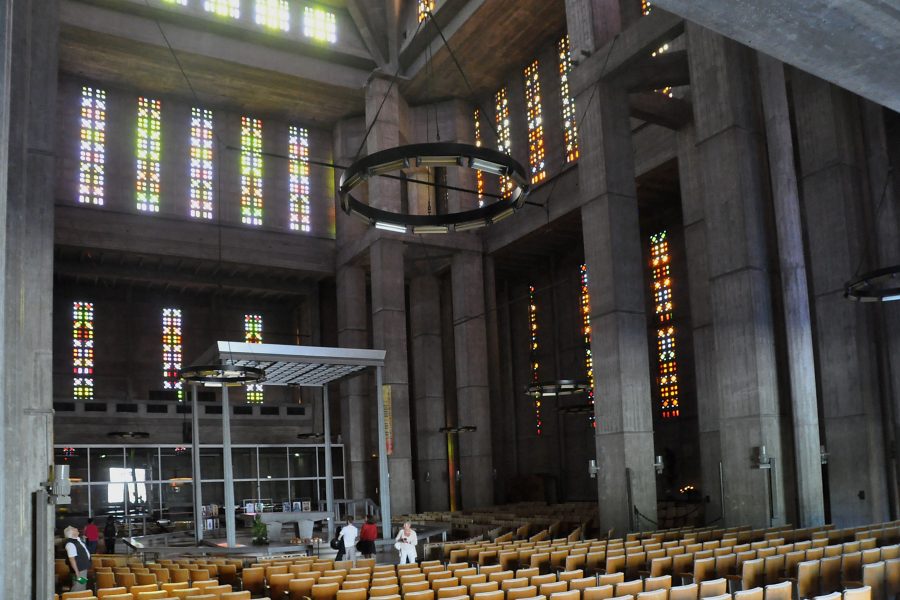 La nef et le chœur vus depuis l'entrée.