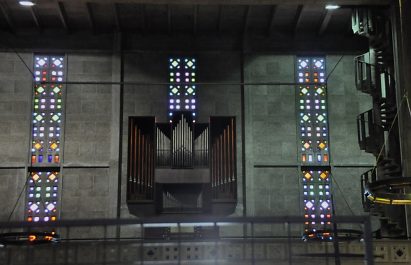 Sur la tribune, le grand orgue d'Alfred Kern vient de la chapelle Saint–Thomas du Havre.