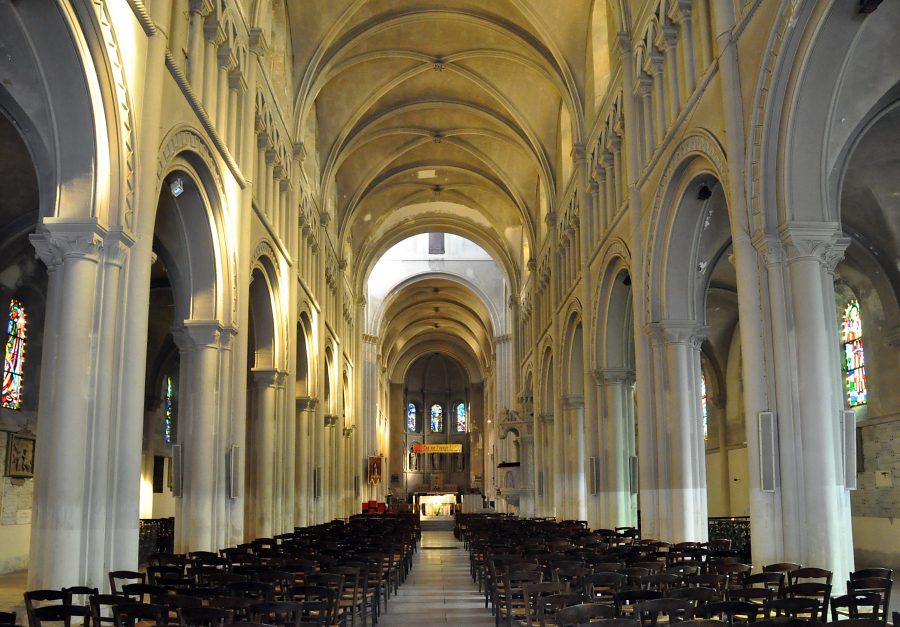 Vue d'ensemble de la nef néo-romane de Saint-Vincent-de-Paul