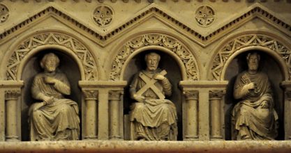 Les statues des apôtres sur le maître–autel