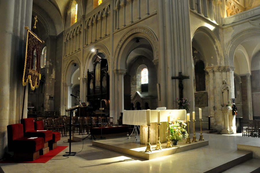 Le chœur et l'autel de messe