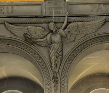Statue d'un ange dans le croisillon sud