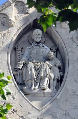 Saint Vincent de Paul et un enfant dans la mandorle de la façade