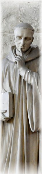 Statue de saint Benoît dans l'avant-nef, détail Statue de saint Benoît dans l'avant-nef, détail