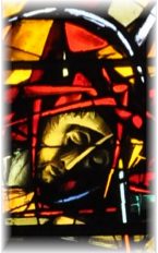 Le Christ en croix dans la verrière de Max Ingrand