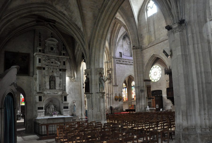 Chapelle dans le bas-côté nord avec l'autel-retable de la Piéta