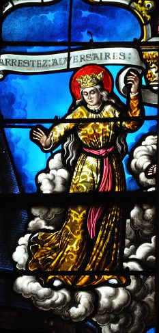 Verrière de la baie 22 : La Vierge protège la Ferté assiégée par les Anglais, détail : La Vierge