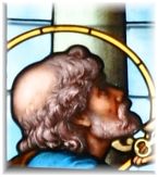 Saint Pierre dans le vitrail central de l'abside