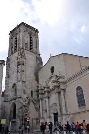 La tour-clocher et le portail de Saint-Sauveur