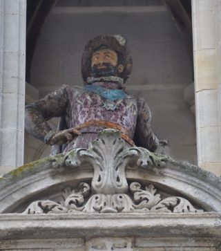 Statue en faïence d'Henri IV dans le baldaquin