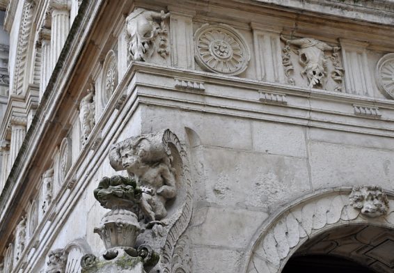 Sculptures Renaissance sur la façade