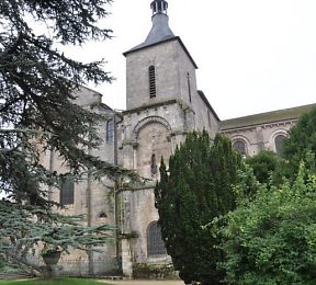 Vue partielle de l'église avec le clocher