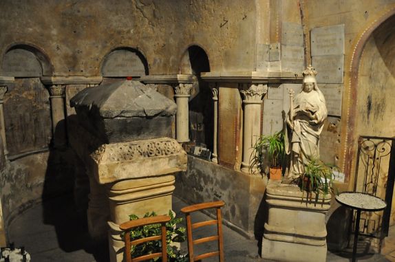 La crypte avec le sarcophage de sainte Radegonde