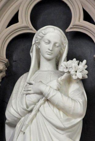 Statue de la Vierge portant des lys