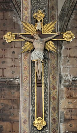 Le Christ en croix dans la nef