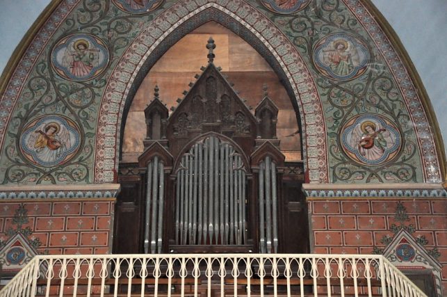 L'orgue de tribune dans un décor d'anges musiciens.