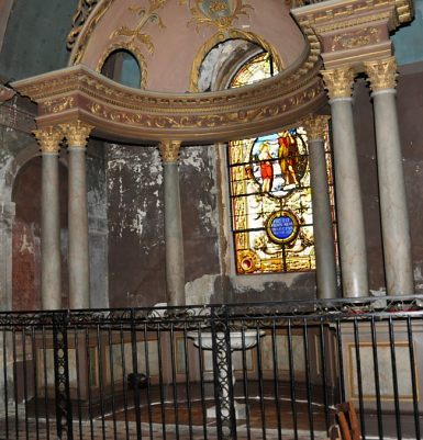 Le baptistère est décoré d'un baldaquin