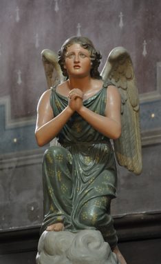 Un ange en prière sous le baldaquin
