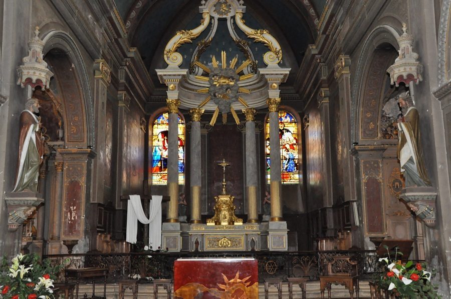 Le chœur et son baldaquin sur colonnes corinthiennes (restaurés  en 1991)