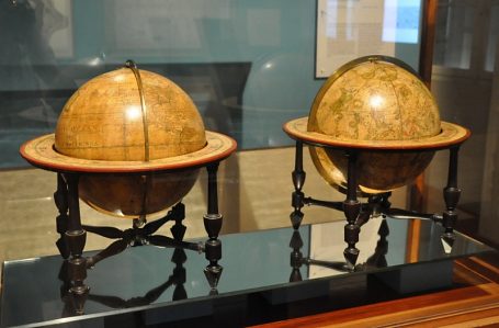 Globe terrestre et globe céleste de table (construits entre 1782 et 1795)