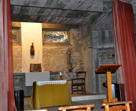 La chapelle du Sacré–Cœur est nichée sous l'escalier d'entrée