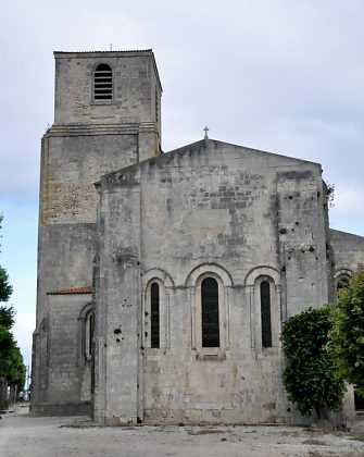 Le chevet plat de l'église date du XIIIe siècle