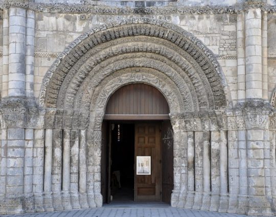 Le portail central de la façade romane (XIIe siècle)