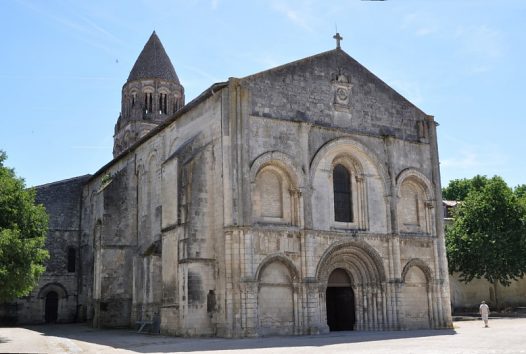 L'église Notre–Dame et sa belle façade romane saintongeaise