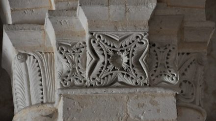 Chapiteaux à figures géométriques sur les piliers de la nef