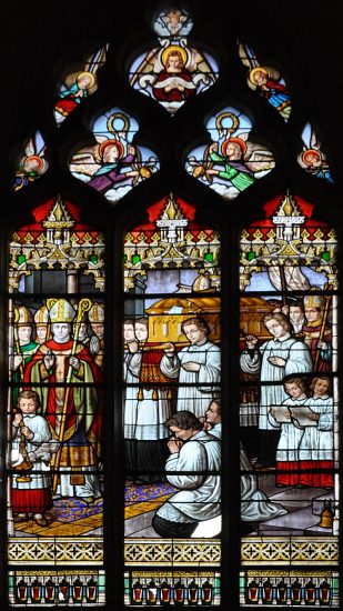 Vitrail historié dans le chœur relatant la vie de saint Eutrope