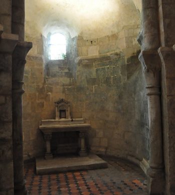 Chapelle rayonnante avec son petit autel