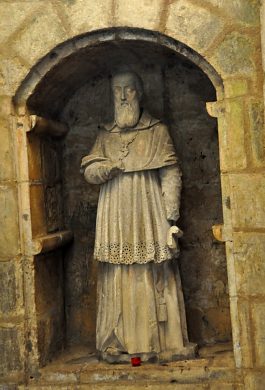 Statue de saint Eutrope dans une niche
