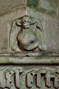 Sculpture d'un diable sur le pilier gauche à l'entrée