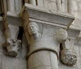 Chapiteaux romans à têtes humaines dans la nef