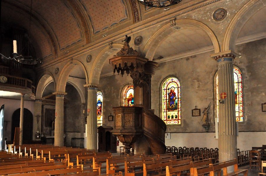 La nef, le bas–côté gauche et la chaire à prêcher du XVIIIe siècle