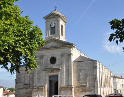La façade de Saint-Vivien et ses pilastres monumentaux couronnés  d'un fronton à l'antique