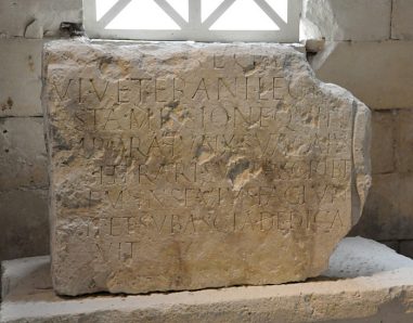 Inscription sur une pierre : Épitaphe d'un vétéran