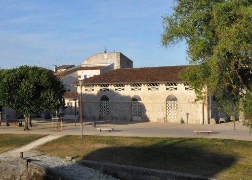 Vue du musée lapidaire depuis un pont sur la Charente
