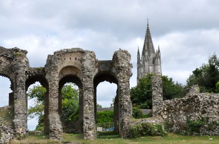 Vestiges de l'amphithéâtre avec le clocher de Saint-Eutrope