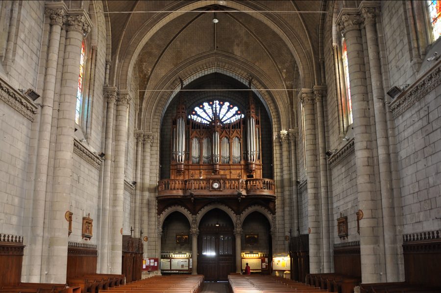 La nef vue du chœur et son orgue Cavaillé-Coll
