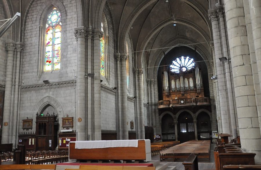 Le maître-autel et la nef vus depuis le chœur